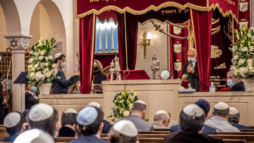 Assemblée réunie dans la synagogue de Neuilly