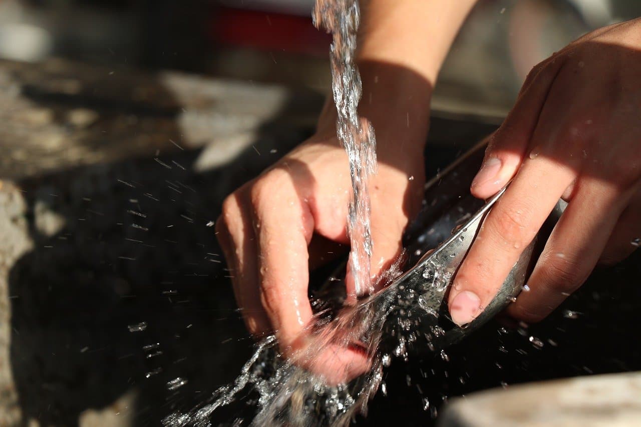 Immersion d’un ustensile dans l’eau du Mikvé Kelim